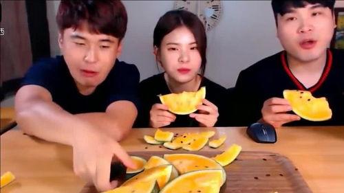 聚餐吃瓜的图片,图说聚餐吃瓜欢乐时光