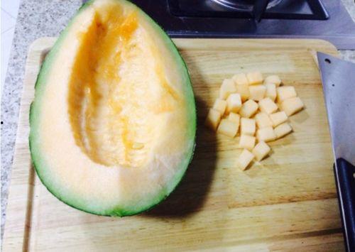 坐月子吃哈密瓜怎么吃,月子期间哈密瓜的食用方法与营养搭配指南